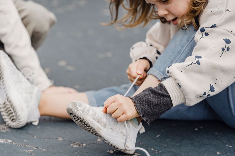 un enfant avec ses chaussures